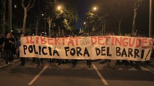 Centenars de manifestants es dirigeixen dijous a la nit cap a la comissaria dels Mossos d’Esquadra de les Corts, a Barcelona, en protesta pel desallotjament de Can Vies.