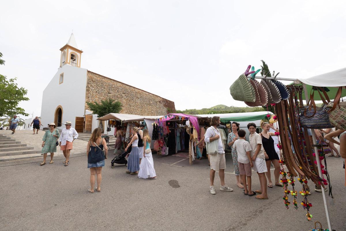 Galería: el mercadillo de Sant Joan en plena temporada de verano