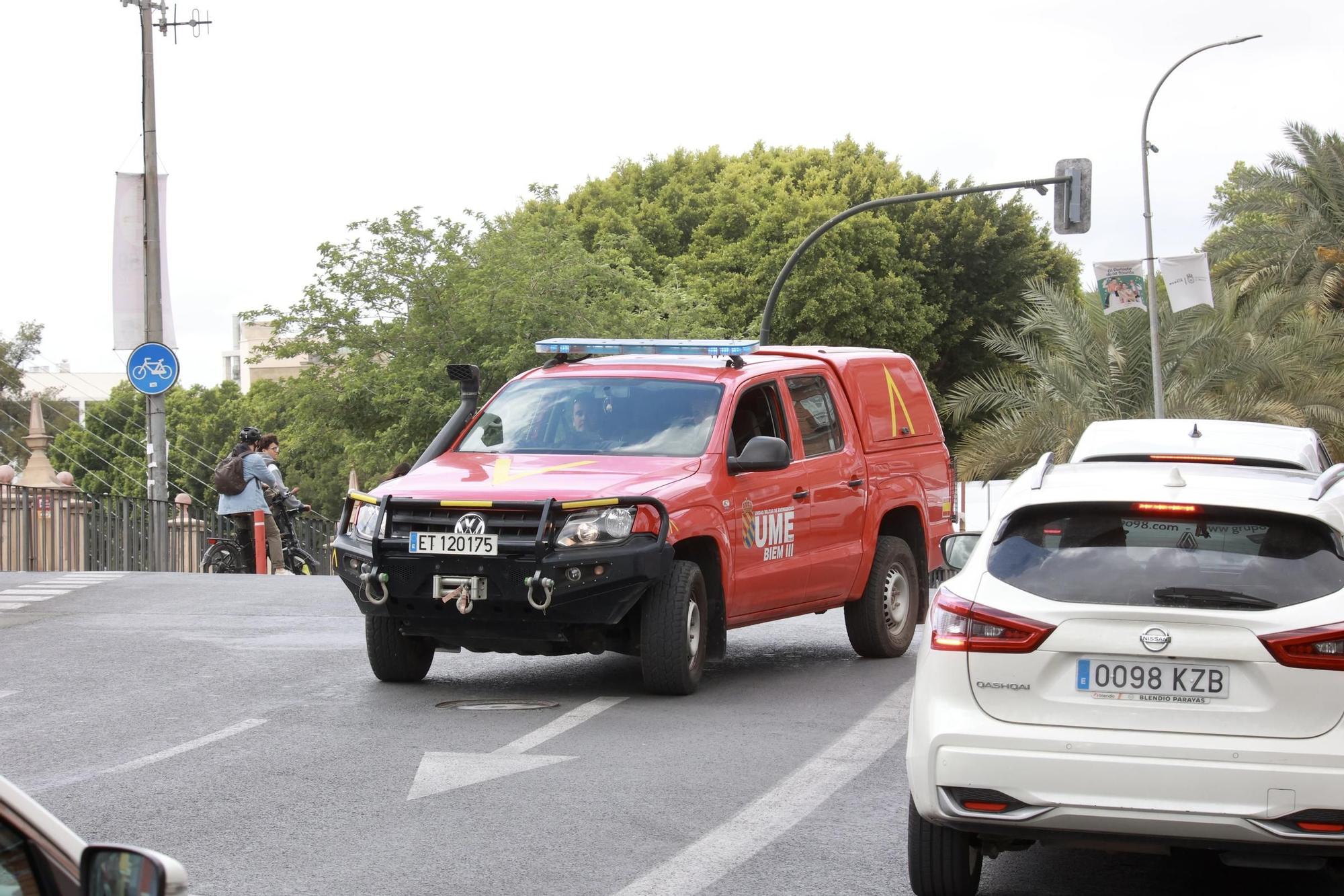Vehículos y efectivos de la UME por las calles de Murcia tras el apagón, este martes por la mañana
