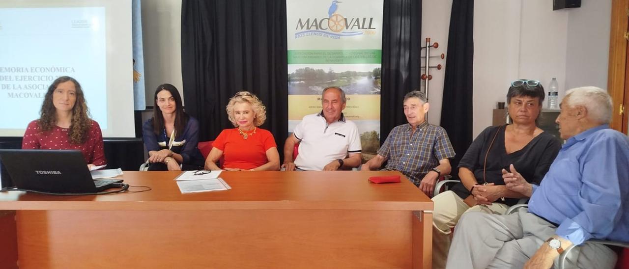 Directiva y parte técnica, durante la asamblea de Macovall.  | E. P.