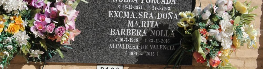 Lápida de Rita Barberá (1991-2015), de las pocas que hace constar su condición de primera autoridad municipal y la única con el periodo señalado.