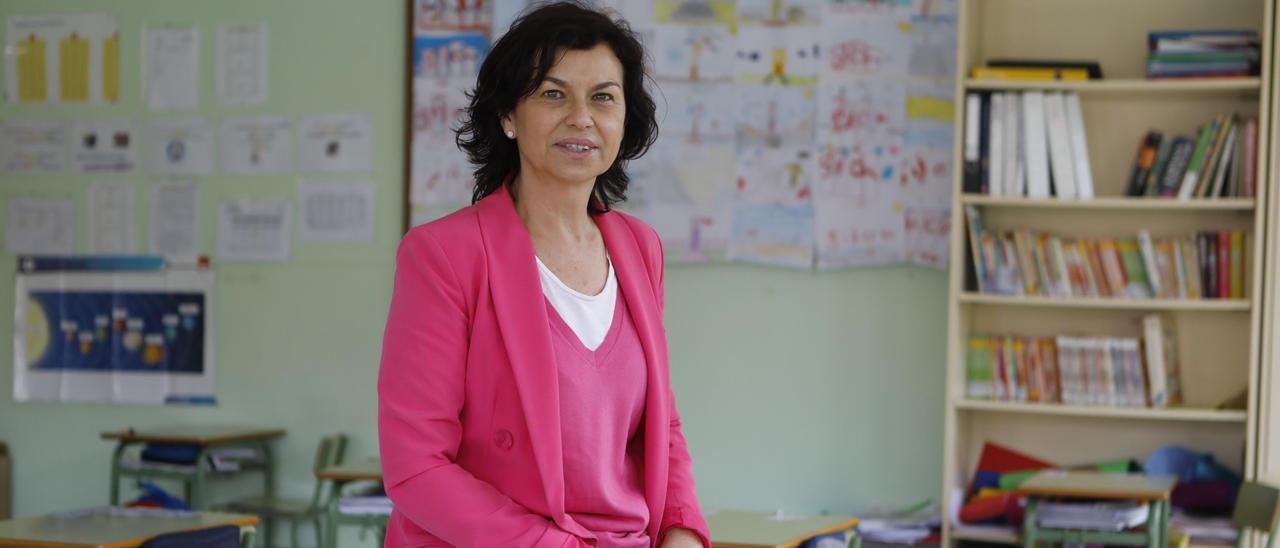 COLEGIO CLARÍN. Montserrat López Moro se fotografía en un aula del colegio Clarín, donde trabaja como profesora, para reivindicar el apoyo a todos los centros gijoneses y resaltar que la educación es la “base sobre la que se construye el futuro de cualquier sociedad”. | |  MARCOS LEÓN