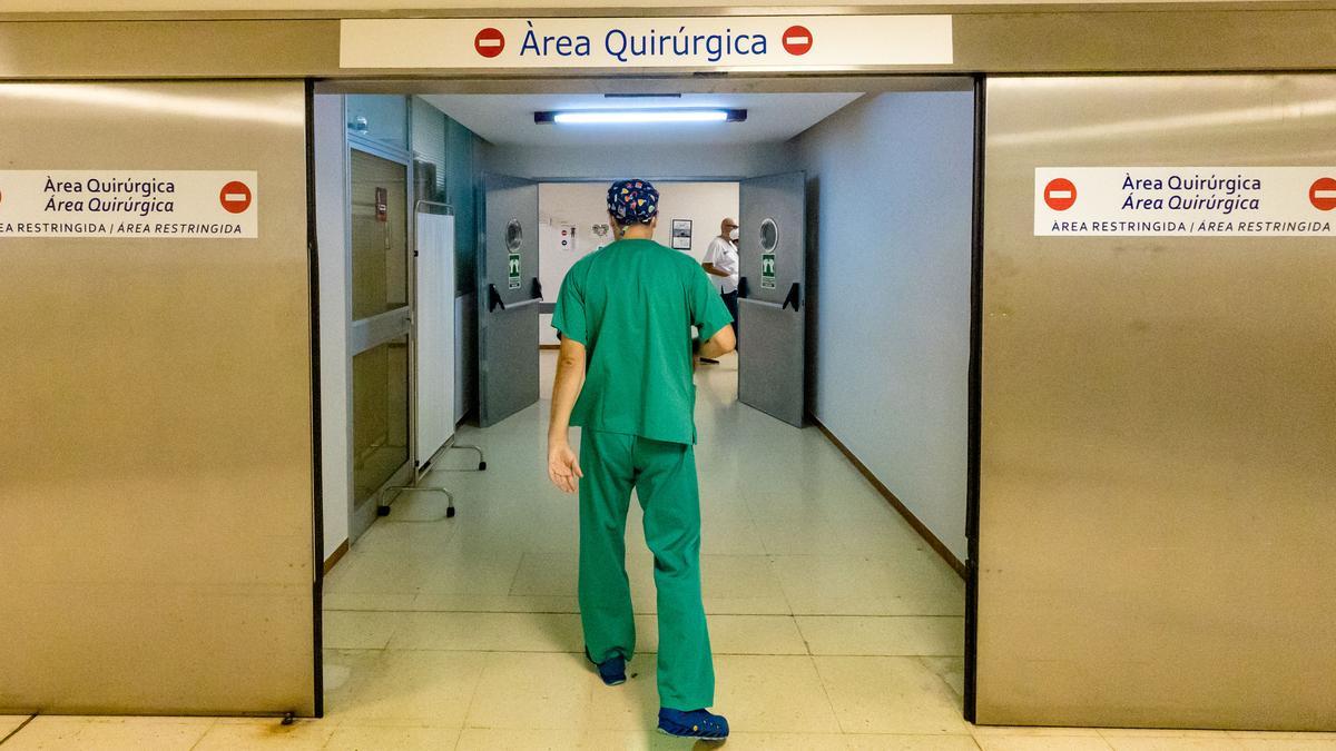 Un sanitario entrando en la zona de quirófanos de un hospital valenciano.