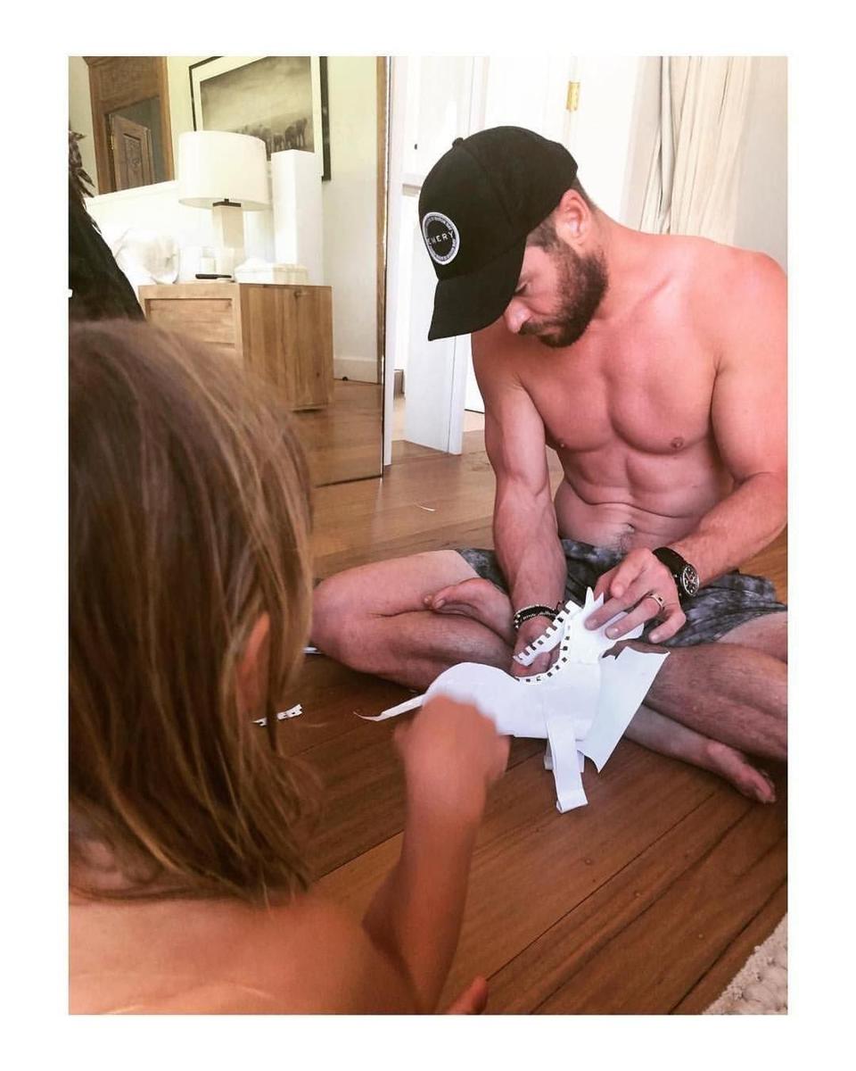 Chris Hemsworth jugando con su hija Sasha