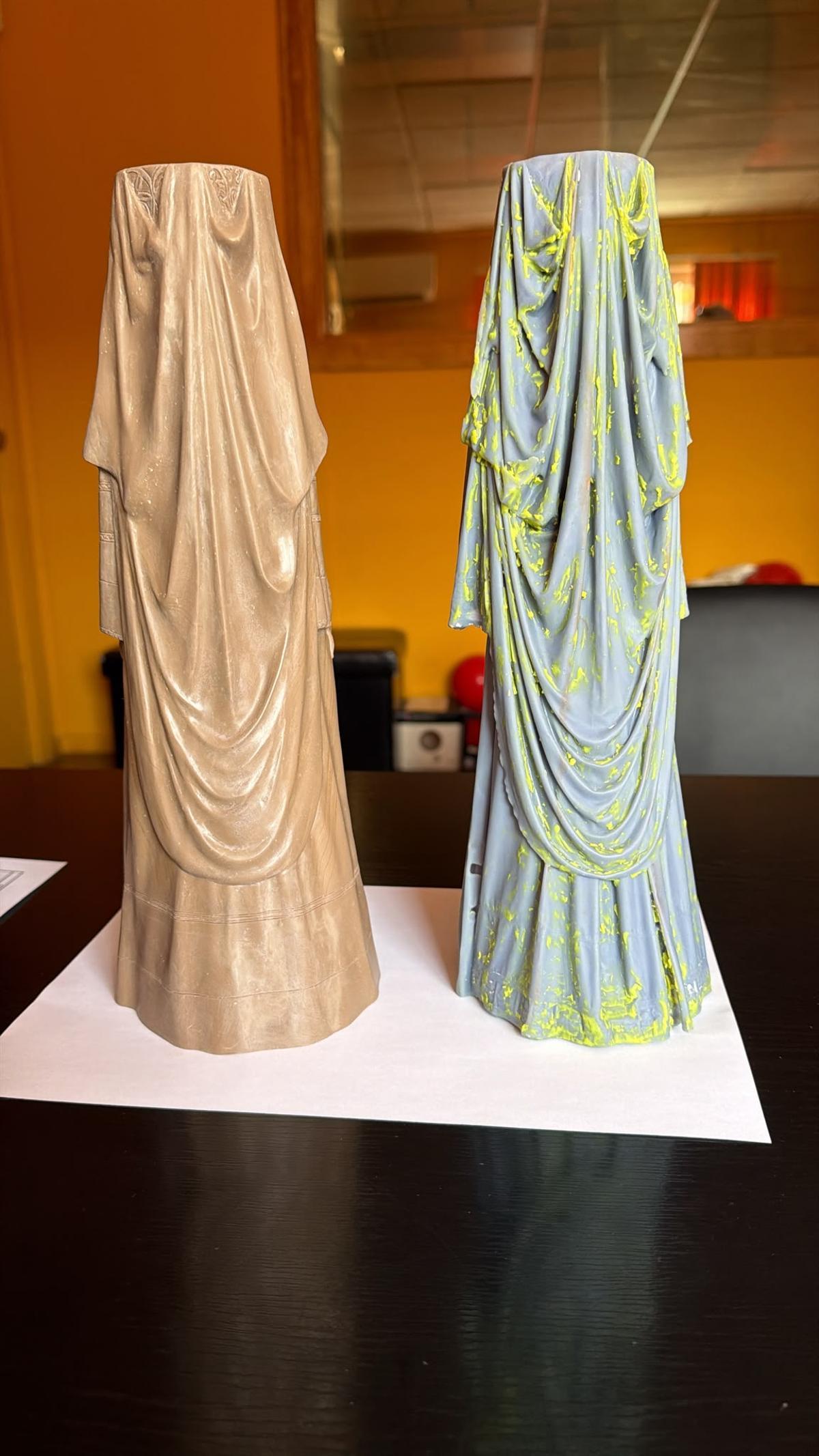Las figuras por detrás.