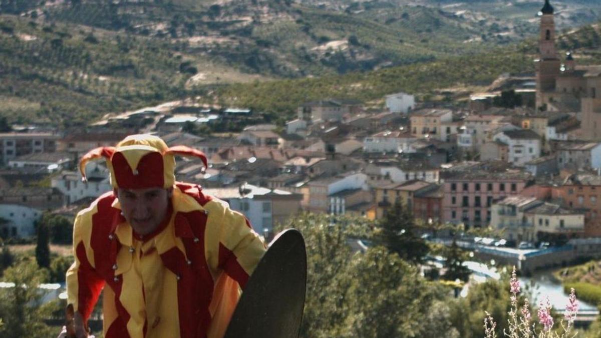 La Máscara de Ateca subiendo el cerro, con el municipio al fondo.