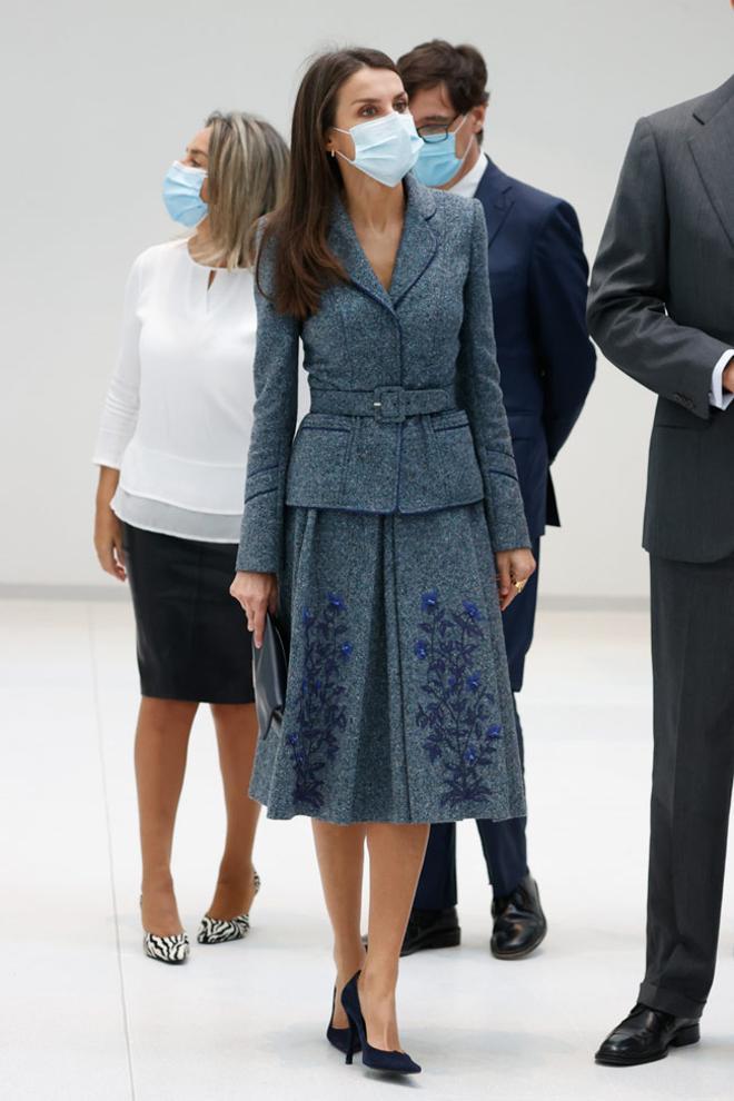 La reina Letizia, con traje de dos piezas en color gris con flores bordadas.