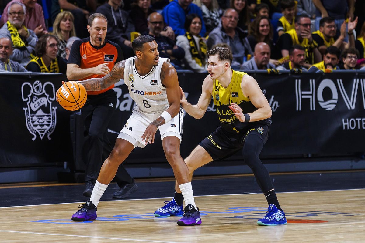 David Kramer defiende a Rathan-Mayes en el Canarias-Real Madrid.