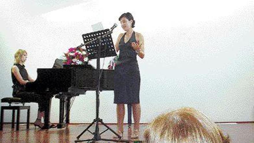 Asunción Estévez, durante el recital, acompañada de la pianista Gezabel Argüelles. / carlos rey estévez
