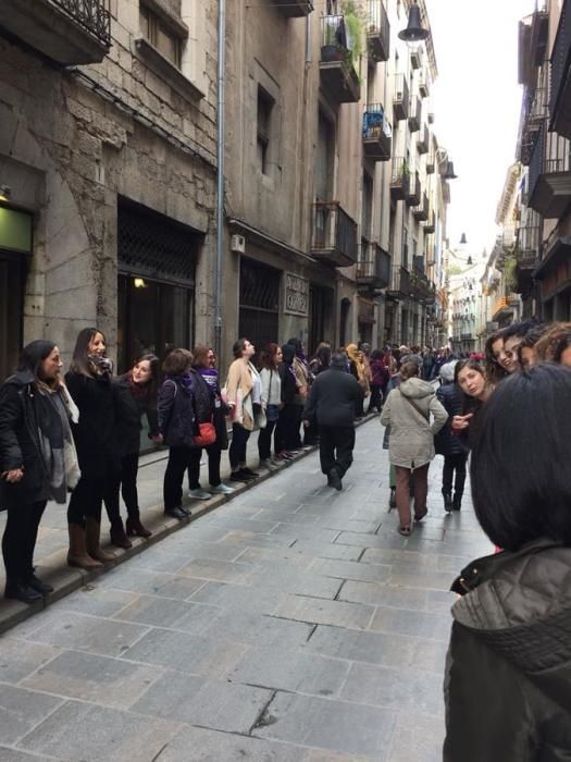 Cadena humana a Girona amb motiu de la vaga feminista