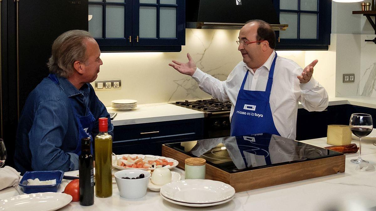 Bertín con Miquel Icetas, en la cocina