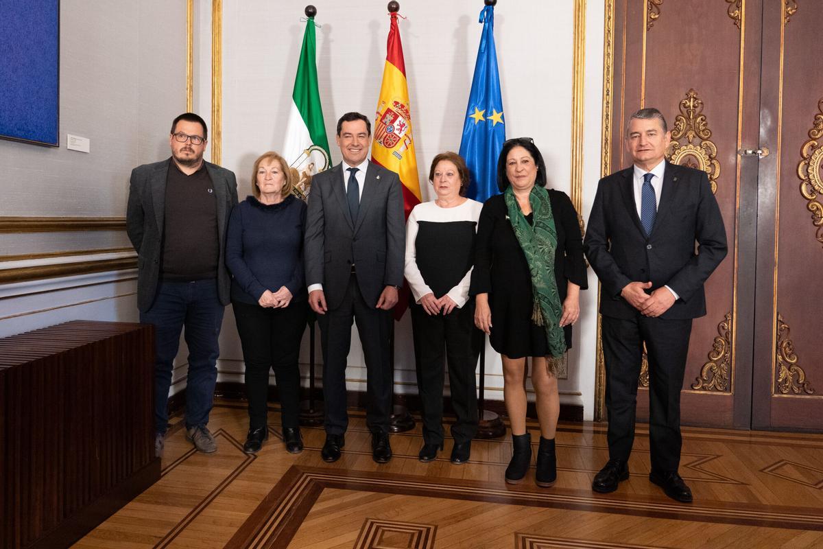 El Presidente de la Junta de Andalucía Juanma Moreno (3i) y El Consejero de la Presidencia, Interior, Diálogo Social y Simplificación Administrativa Antonio Sanz Cabello (1d) dialoga con la familia Caparrós a 28 de noviembre de 2022 en Sevilla, Andalucía, España. El presidente de la Junta de Andalucía, Juanma Moreno, recibe en el Palacio de San Telmo de Sevilla a la familia de Manuel José García Caparrós, el joven de 18 años militante de Comisiones Obreras que murió el 4 de diciembre de 1977 en Málaga tras recibir un disparo policial en una de las manifestaciones que, como en otros puntos de la región, aquel día se celebró en dicha ciudad para reclamar la autonomía política de la comunidad. 28 NOVIEMBRE 2022 Francisco J. Olmo 28/11/2022. ANTONIO SANZ;JUANMA MORENO;Francisco J. Olmo;