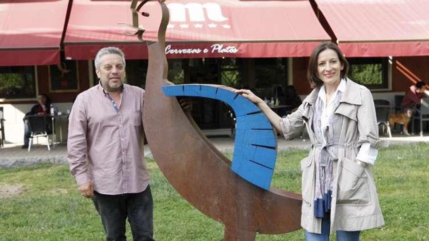 César González e Aida Costas, coa escultura da Galiña Azul. // J. Lores