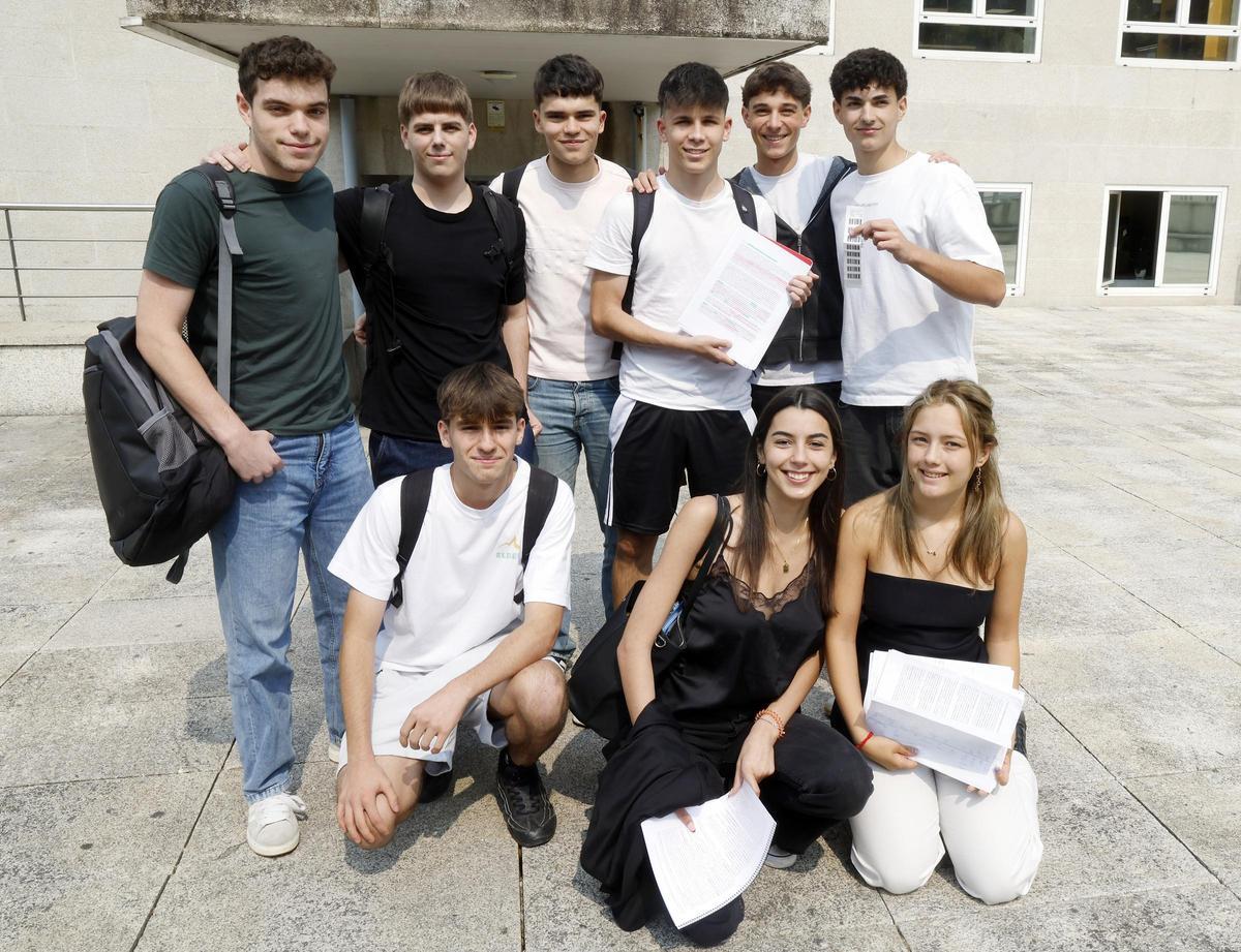 Estudiantes en la facultad de Industriales en Torrecedeira a punto de examinarse en la PAU