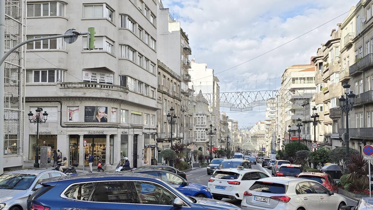 Tráfico en la confluencia entre Gran Vía y Urzáiz, en Vigo.