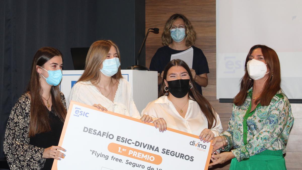 Las alumnas ganadoras del desafío planteado por la empresa aseguradora y la entidad formativa.