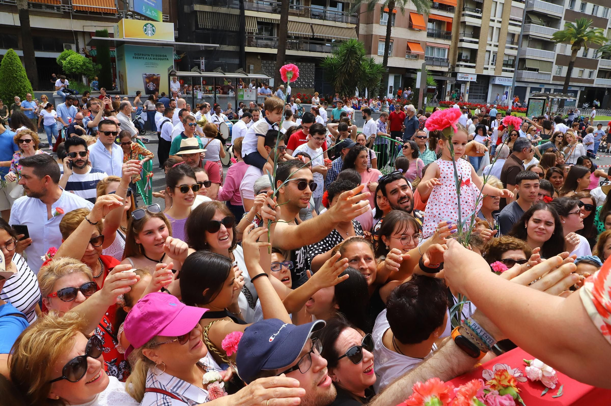 La Batalla de las Flores abre el Mayo festivo en Córdoba con 90.000 claveles