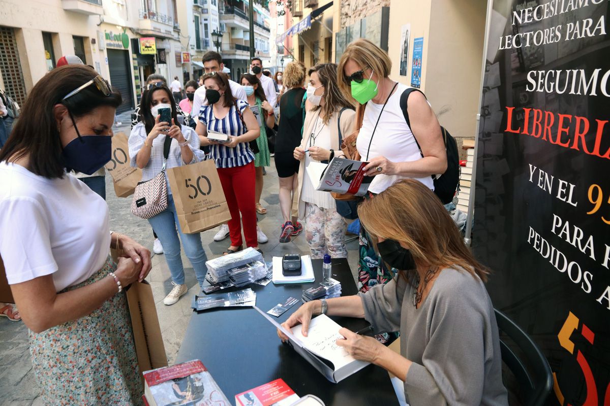 María Dueñas acude a Proteo para apoyar la librería