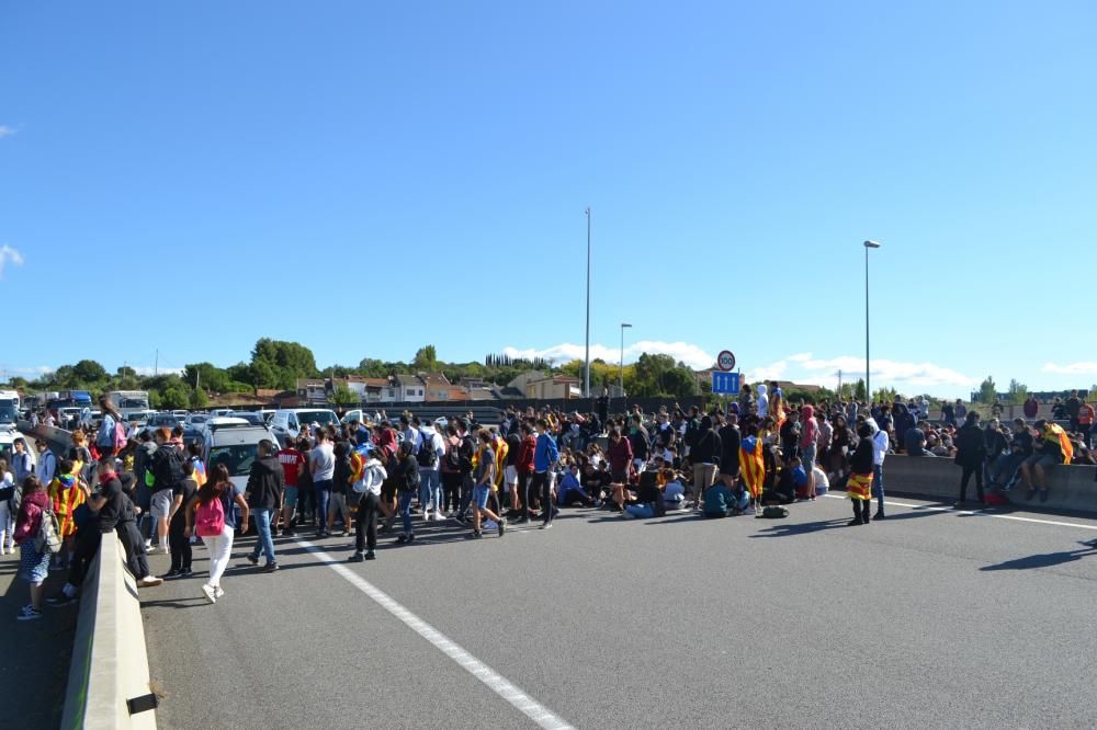 Els estudiants buiden les aules i tornen a tallar el trànsit a Manresa