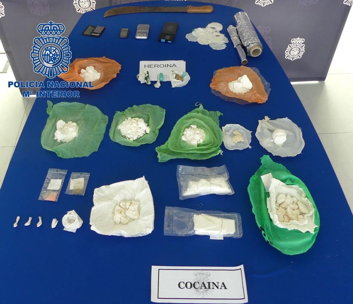 Los agentes intervinieron algo más de un kilo de cocaína, 25 gramos de heroína, un arma blanca de grandes dimensiones y básculas de precisión