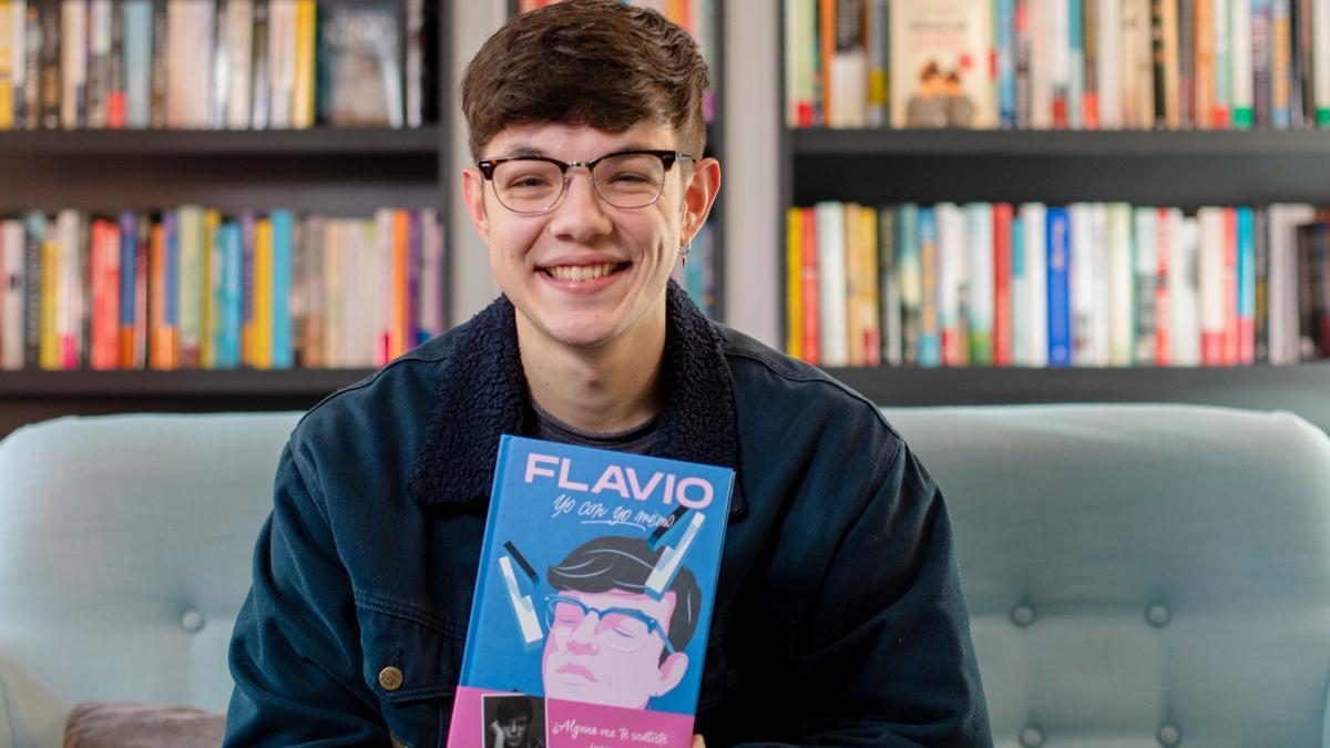 Flavio, con su libro