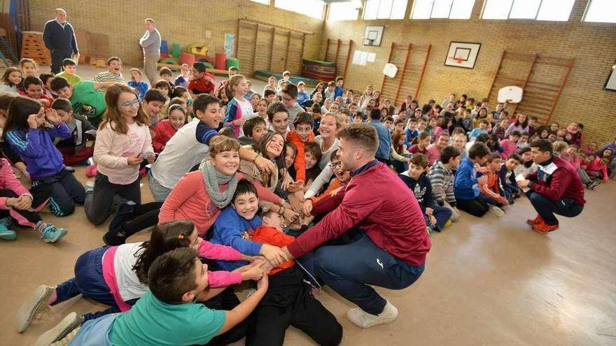 Javi Bonilla y Mario Barco con los niños del colegio Villaverde. // Gustavo Santos