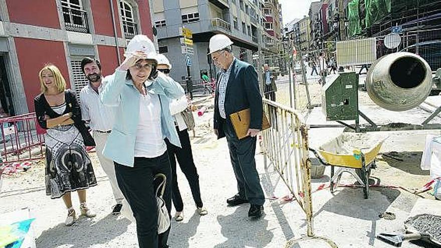 Pilar Varela, ayer, durante la visita a la calle La Cámara; detrás, Ana Concejo, Raúl Marquínez y Alfredo Iñarrea.