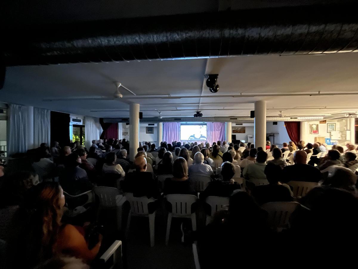 Projecció del documental 'Mama' a l'Escala, amb la sala plena