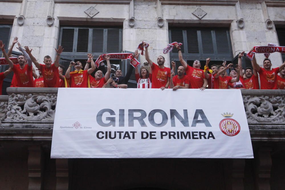 Parlaments dels jugadors del Girona al balcó de l'ajuntament