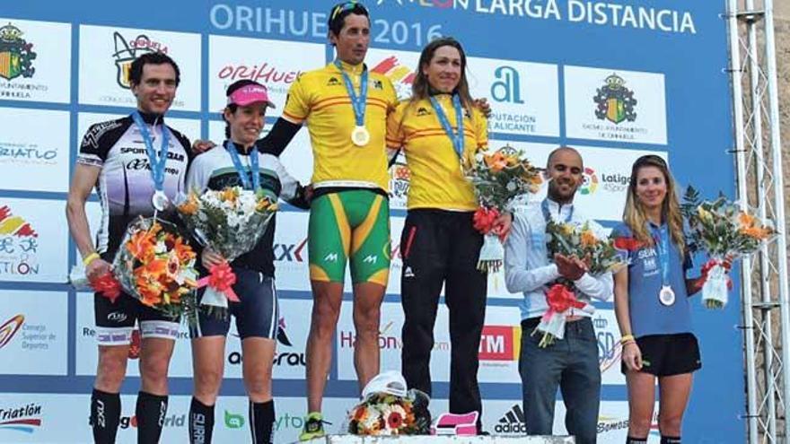 Joan Nadal (primero, izquierda) y Mavi García (con jersey amarillo), ayer en el podio.