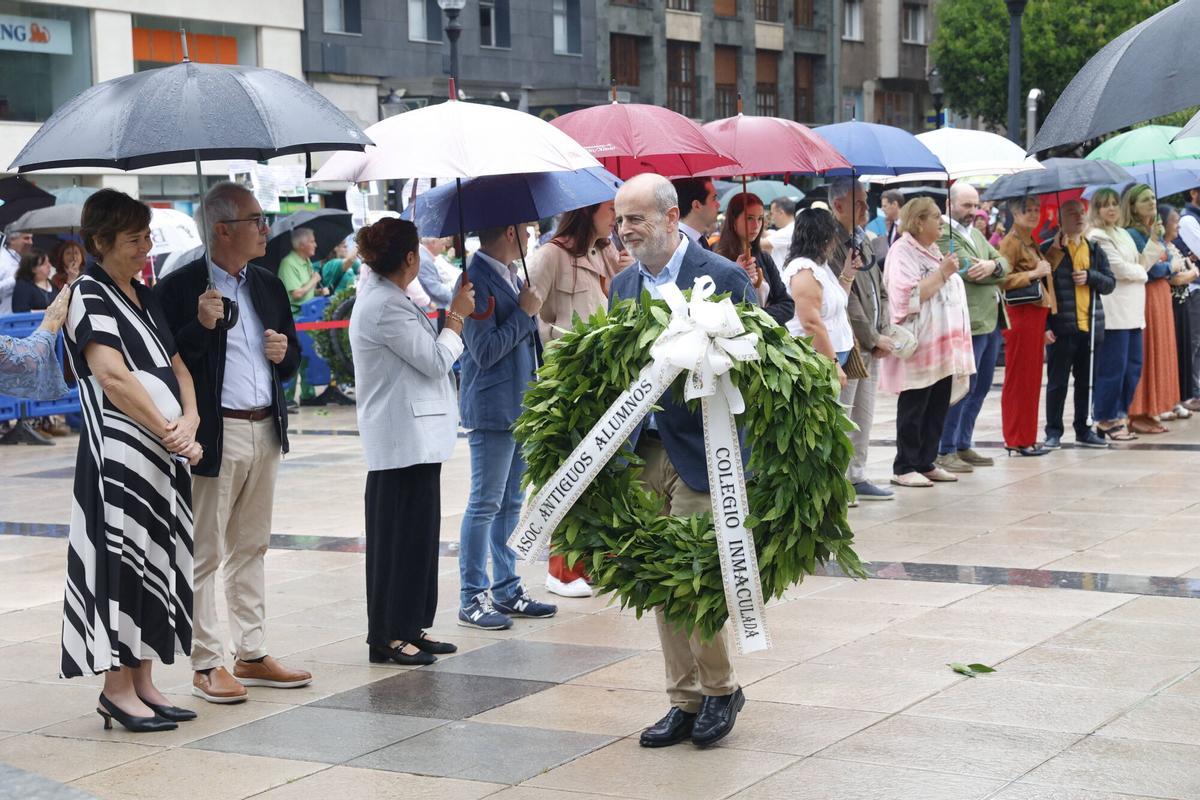 La ofrenda floral a Jovellanos en la plaza del Seis de agosto de Gijón, en imágenes