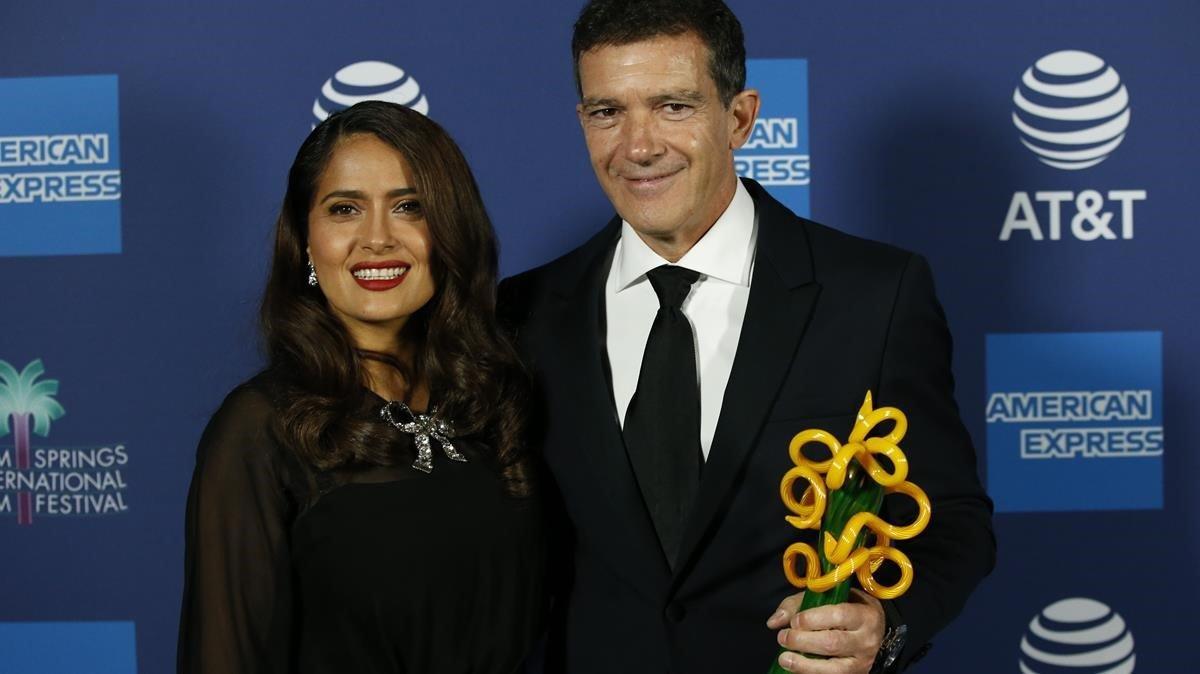 lmmarco51562173 actor antonio banderas poses with actor salma hayek backstag200103120418