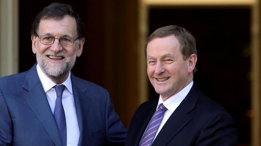 Rajoy estrecha la mano al primer ministro irlandés Enda Kenny.