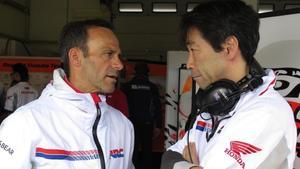 Alberto Puig, vestido con el uniforme de Honda, conversa con el japonés Tetsuhiro Kuwata, director de operaciones de la fábrica japonesa.