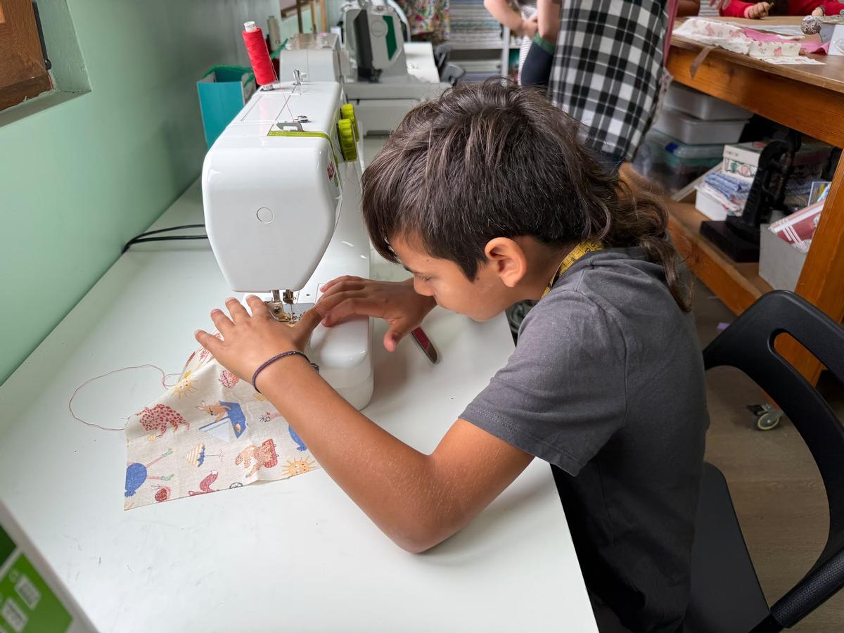 Liam Bosch cosiendo a máquina.