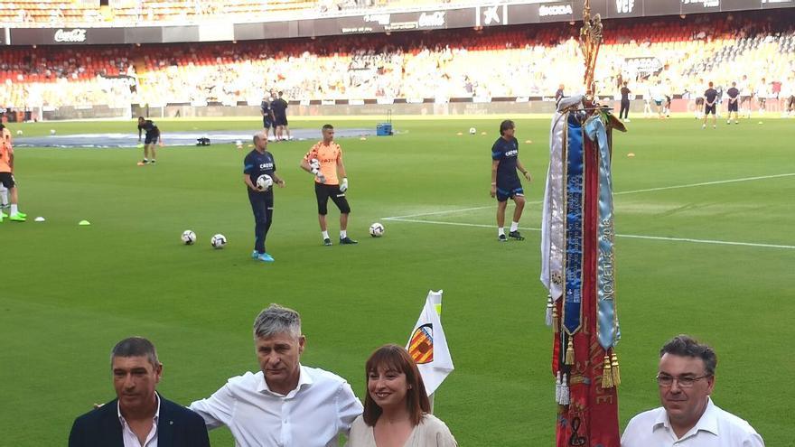 Representantes de la banda de Canals, del València CF y la alcaldesa, Mai Castells, en Mestalla.