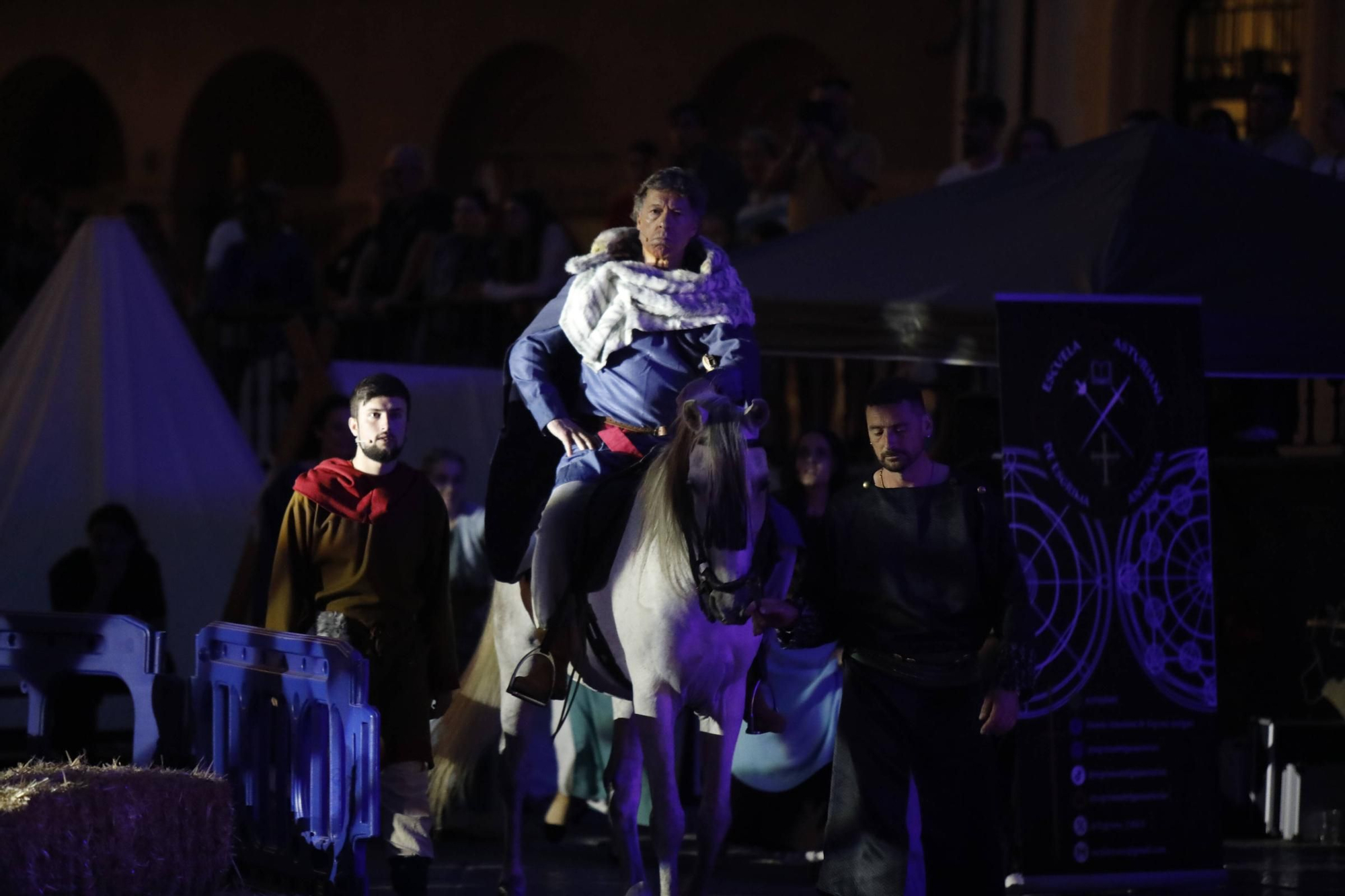 IMÁGENES: Recreacion de "El primer peregrino" en la plaza de la Catedral de Oviedo