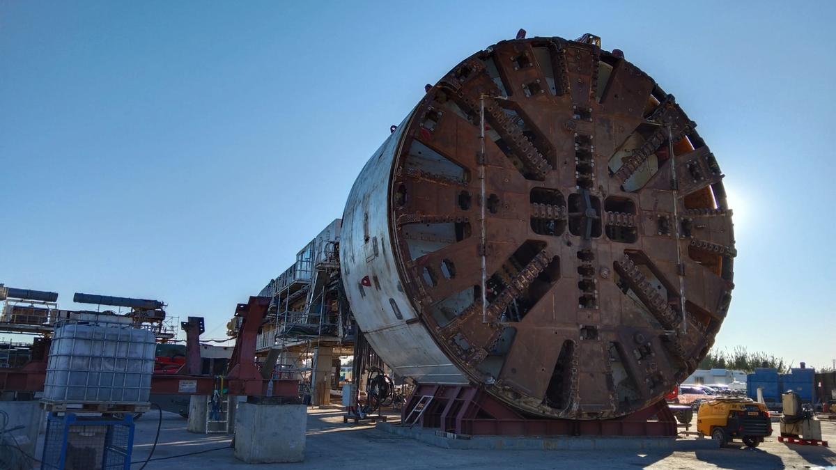 La tuneladora que perforará el subsuelo del Eixample, en un solar de Sant Boi.