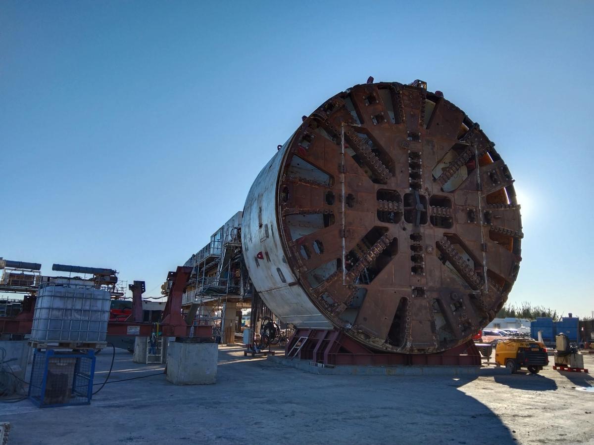 La tuneladora que perforará el subsuelo del Eixample, en un solar de Sant Boi.