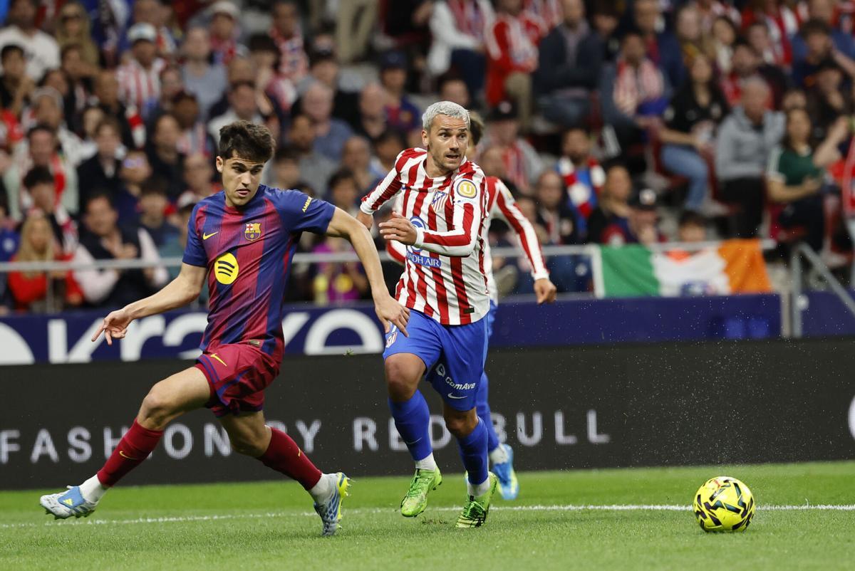 MADRID, 04/04/2026.- El defensa del FC Barcelona, Pau Cubarsí (i), disputa el balón ante el delantero francés del Atlético de Madrid, Antoine Griezmann, durante el partido de la jornada 30 de LaLiga EA Sports que Atlético de Madrid y FC Barcelona disputan este sábado, en el Estadio Riyadh Air Metropolitano de la capital española. EFE/ Mariscal