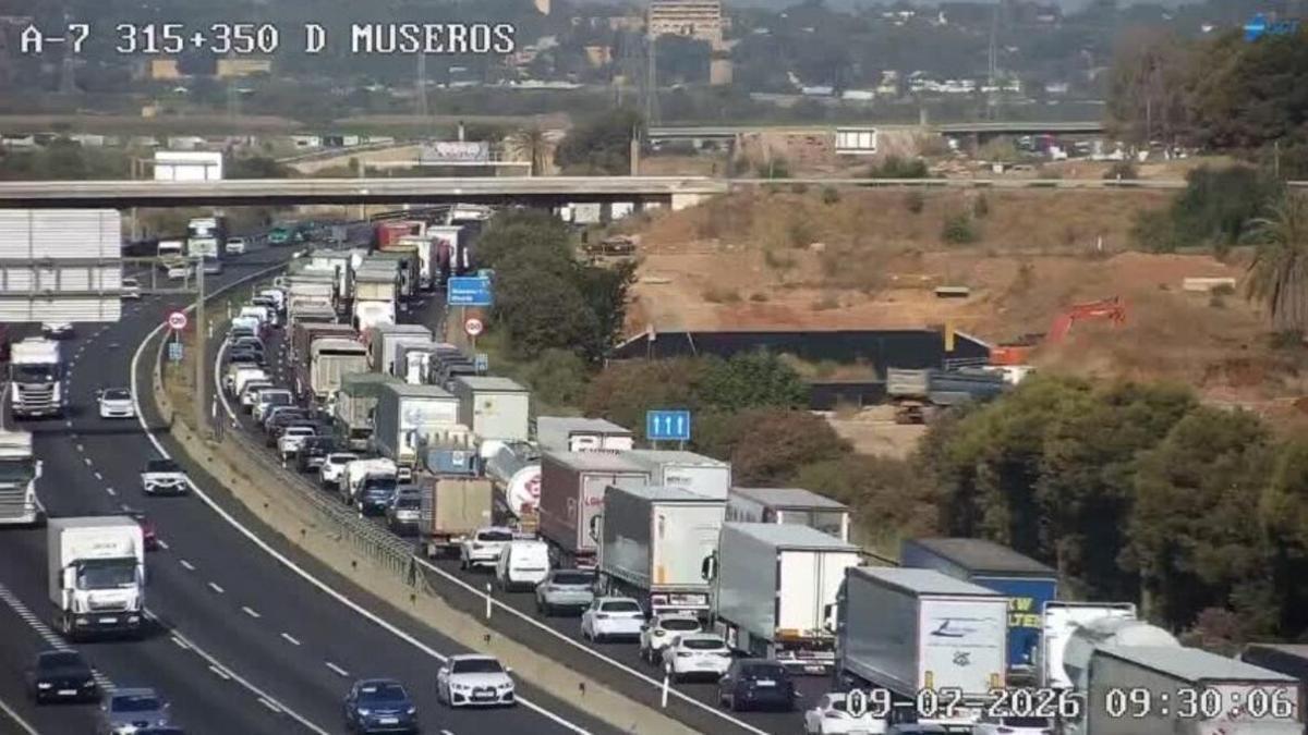 Un accidente en la A-7 a la altura de Godella deja un colapso total