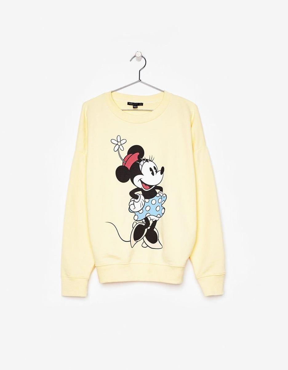 Sudadera amarilla con Minnie Mouse de Bershka. (Precio: 13, 99 euros)