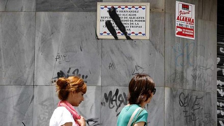 Placa de la calle Alcalde Ramón Hernández, donde se lee la palabra &quot;fascista&quot;.