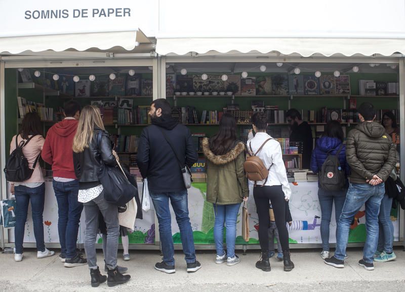 Ambiente en la Feria del Libro de València