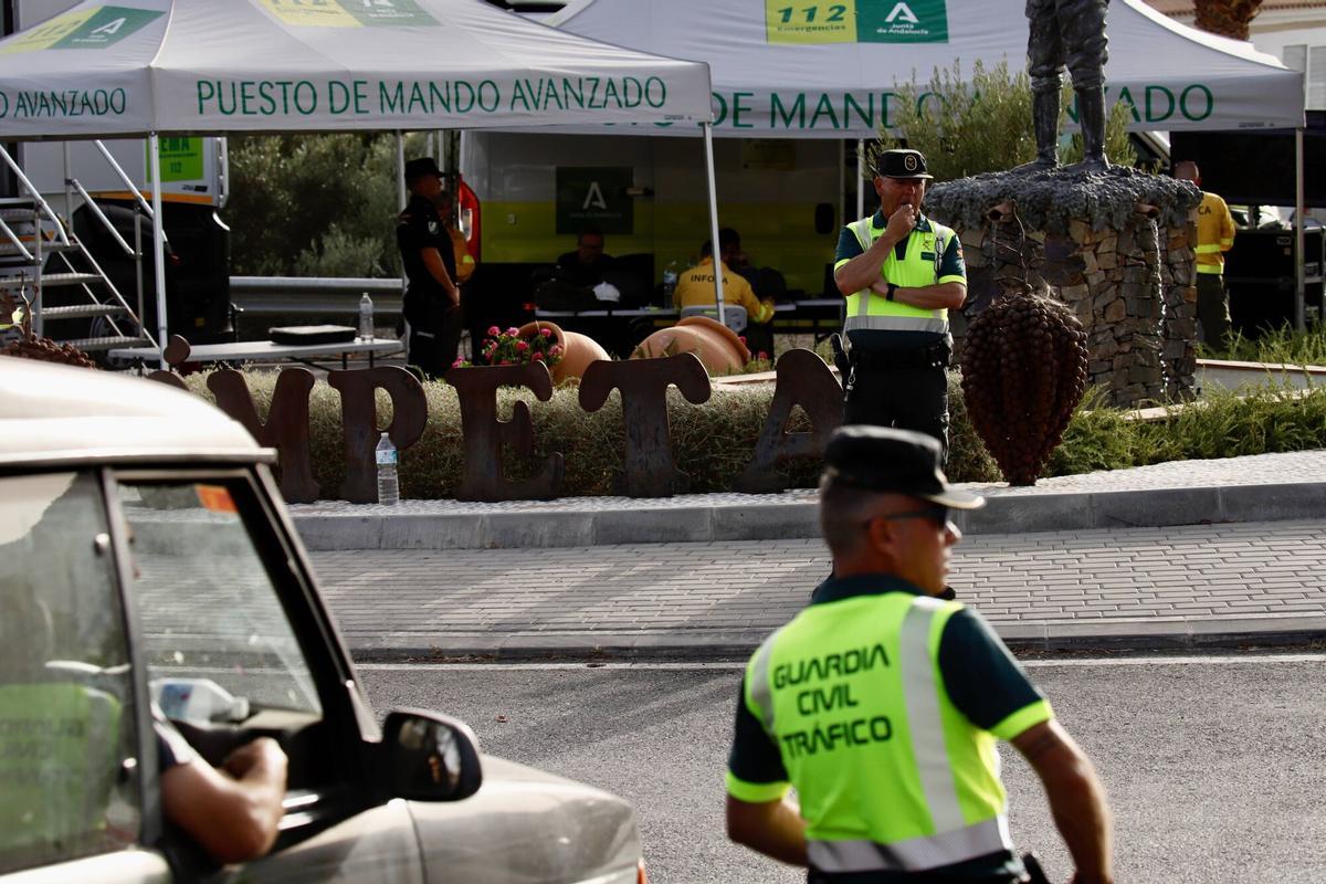 El Infoca lucha contra el incendio forestal declarado este viernes a mediodía en el término municipal de Árchez y que ha obligado a desalojar viviendas de diseminados de Árchez y Cómpeta. En este último municipio se ha instalado el puesto de mando para coordinar las labores de extinción, en la que participan una docena de medios aéreos y casi 150 bomberos forestales.