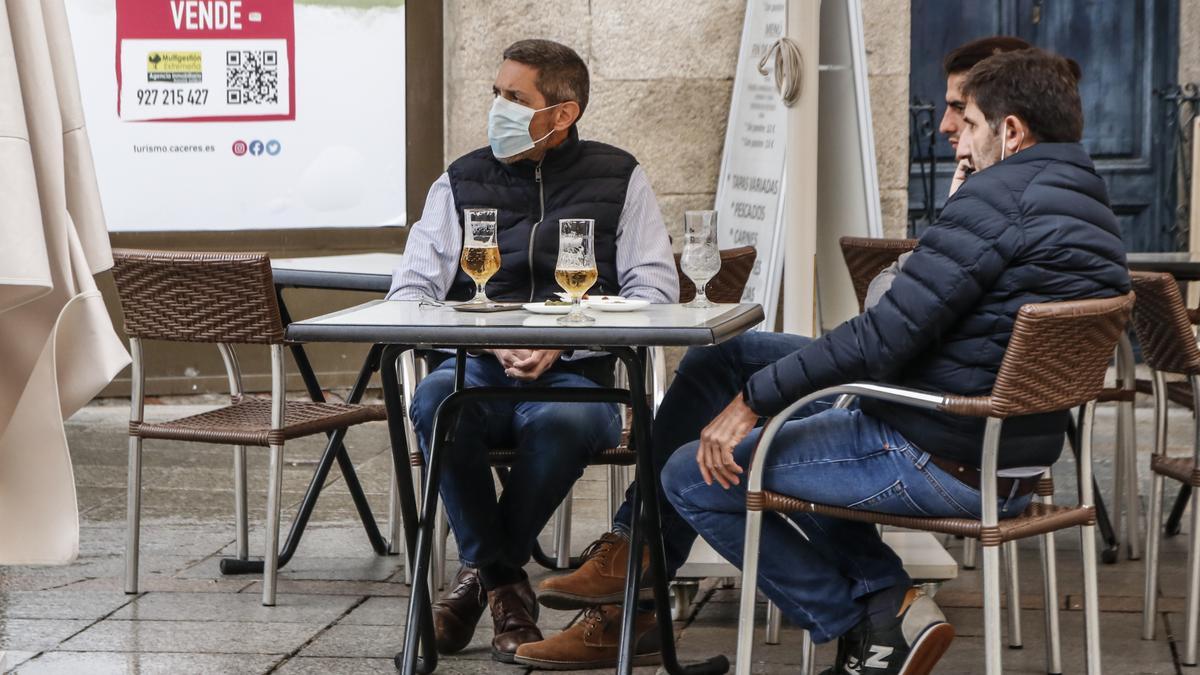 Clientes en una terraza de la zona turística de la capital cacereña.