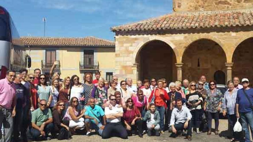 Turistas sevillanos delante de la iglesia de Santa María de Tábara.