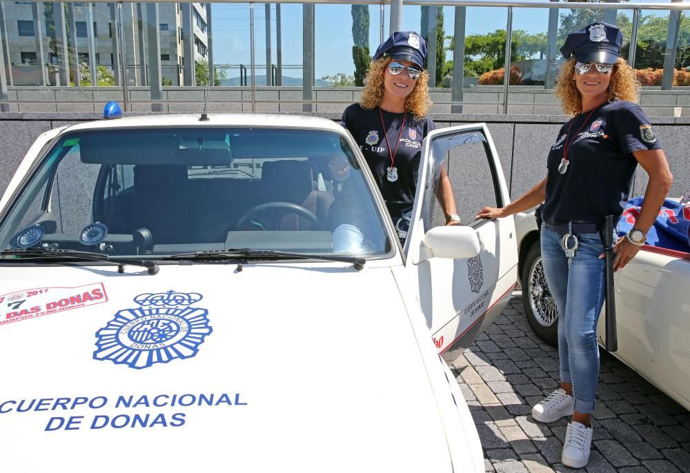 La prueba de coches clásicos reúnen en Vigo a 66 mujeres participantes de todas las edades