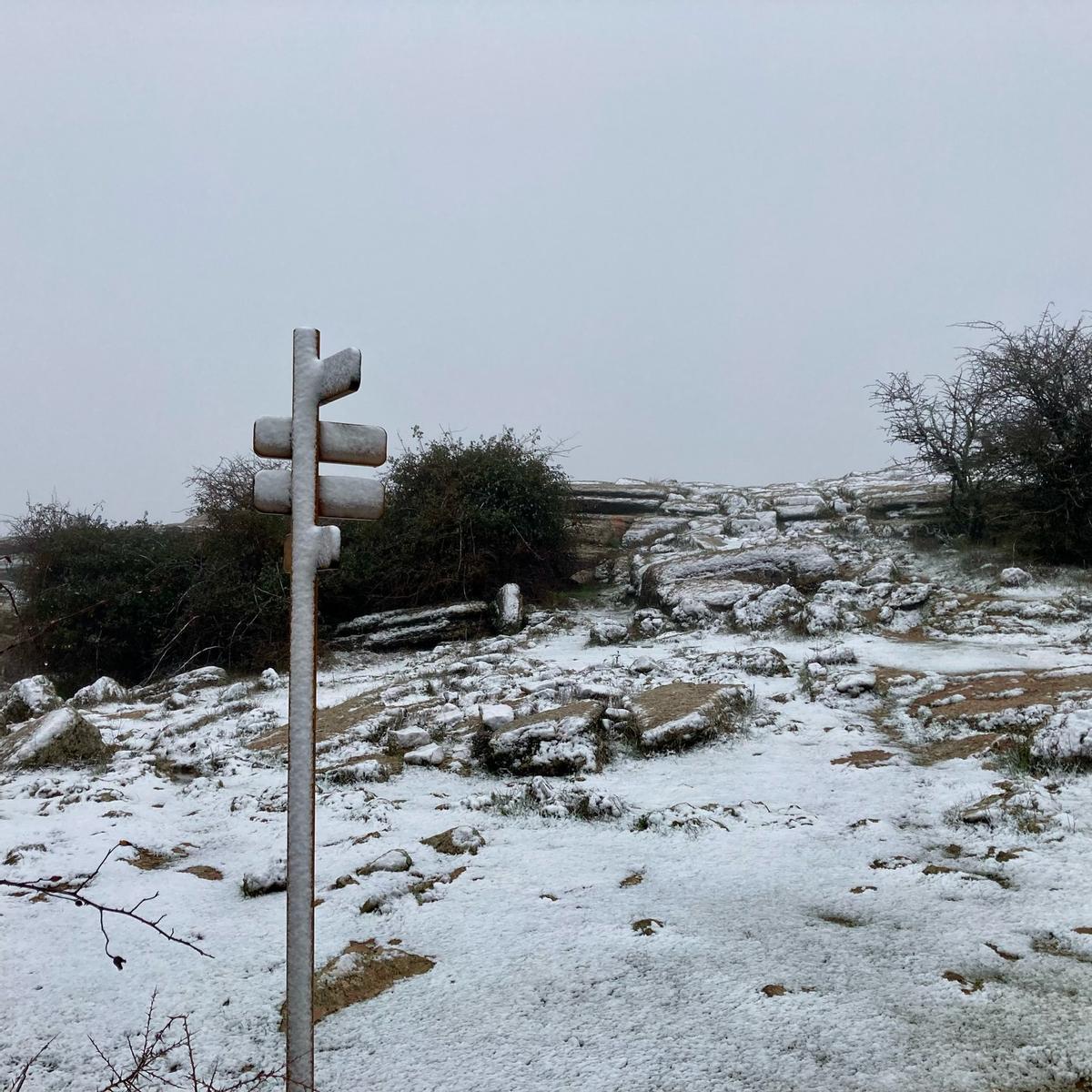 El Torcal de Antequera estrena el invierno con la primera nevada de la temporada