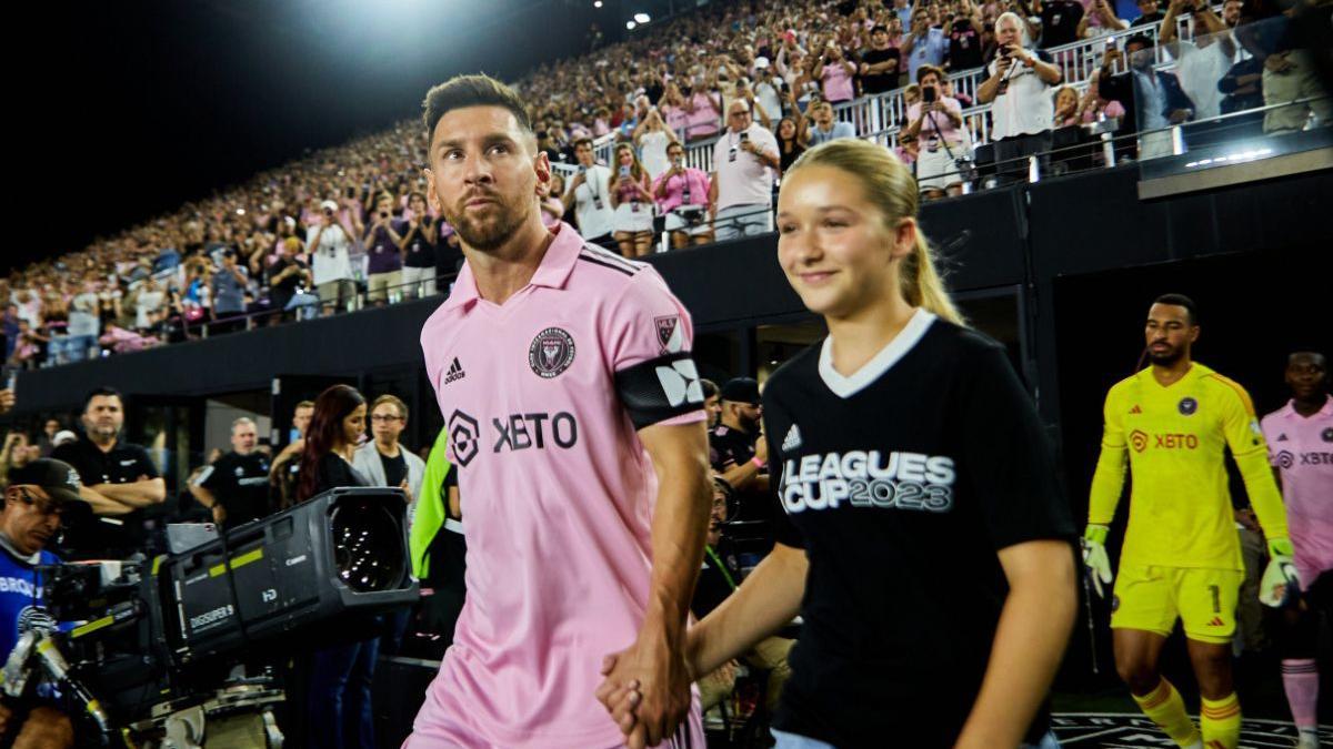 Harper Beckham se ha hecho viral por su momentazo junto a Leo Messi (y adoramos su look 'bloke core')